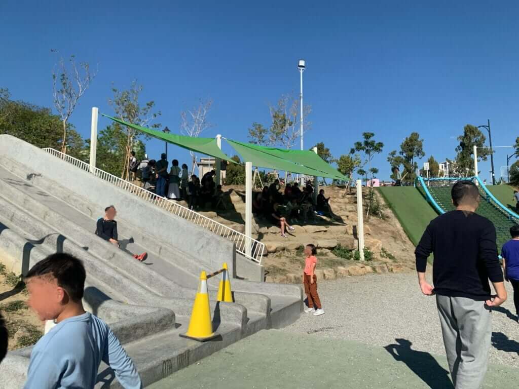 馬卡龍公園滑石子溜滑梯及遮陽休息區